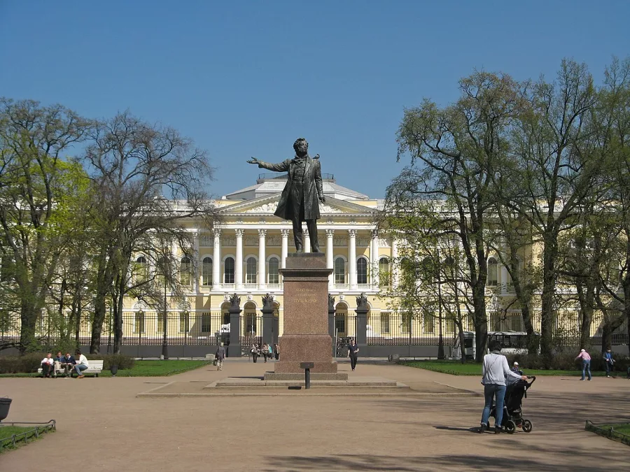 Памятник Пушкину на площади Искусств